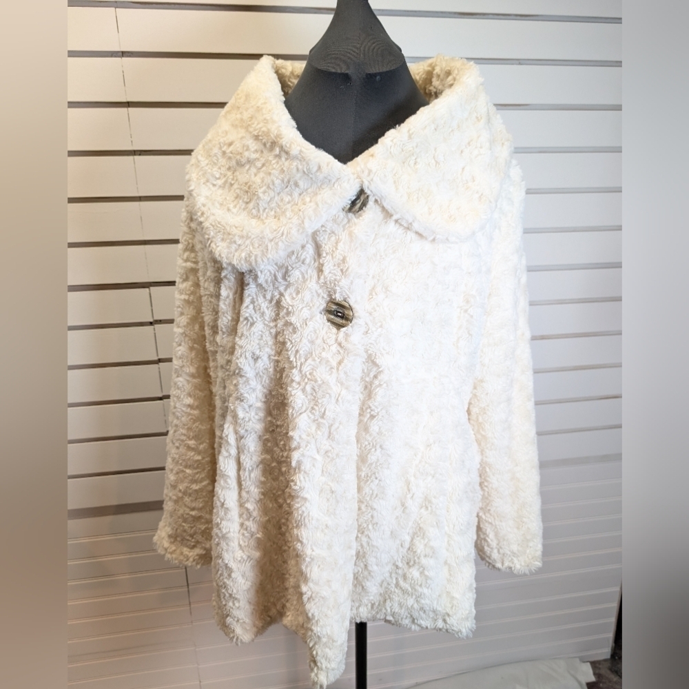 Me Jane Soft Faux Fur 2 Button Swing Coat with Portrait Collar Size XL Ivory EUC